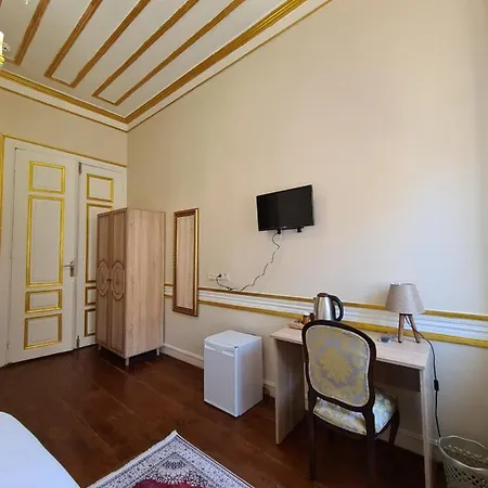 Oasis Hotel *