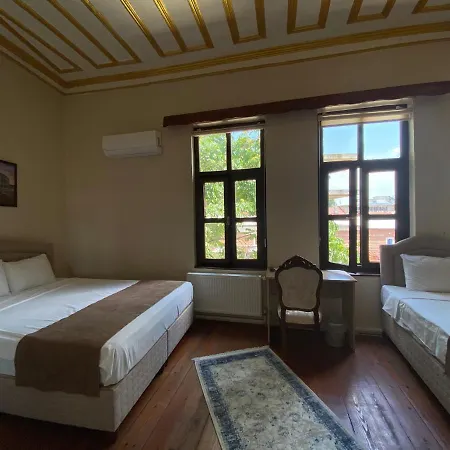 Oasis Hotel *